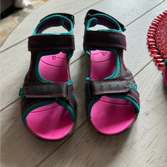 New Girls Merrell sandals size 2 or 4 - Picture 1 of 6